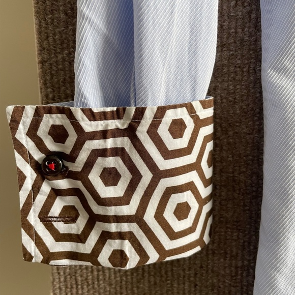 Blouse with graphic accents at collar and cuffs - Picture 2 of 7